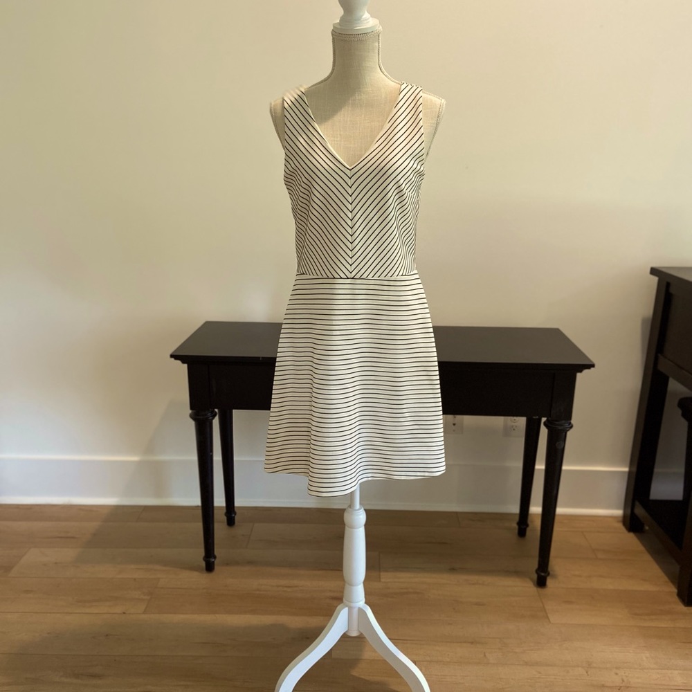 🥰 ADORABLE, Perfect fitting LOFT dress, Sz 8